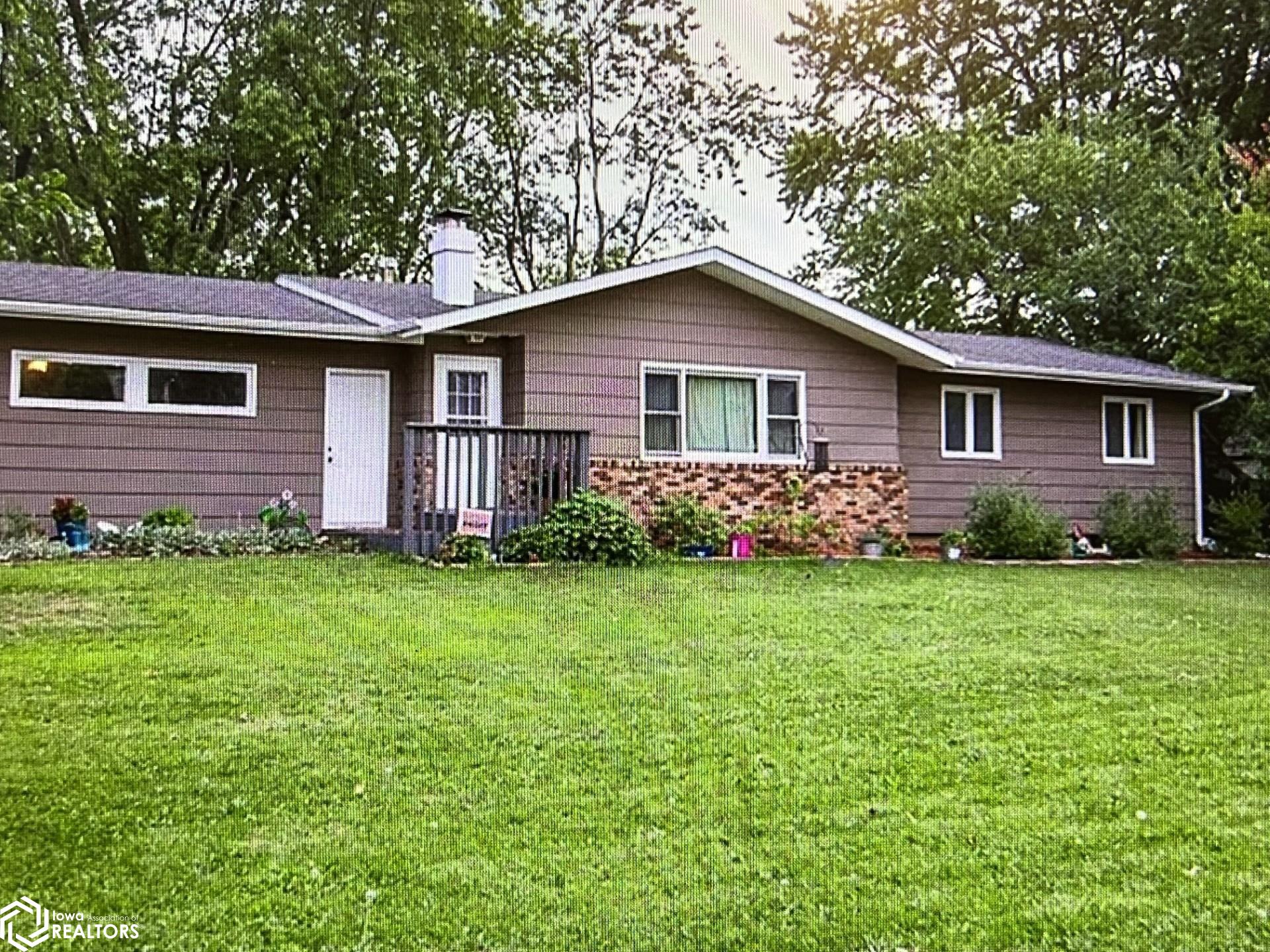 Listing 235 10th E Street Pella IA 50219